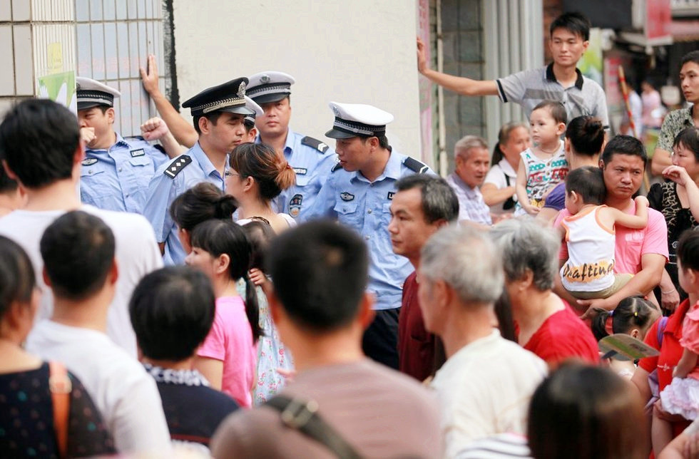 廣西幼兒園招生引發(fā)“排隊大戰” 驚動(dòng)警方