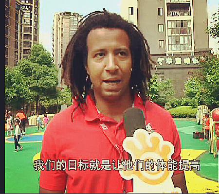幼兒園里玩橄欖球 既學(xué)英語(yǔ)又鍛煉身體