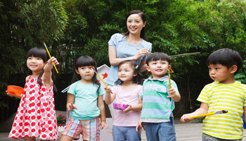 在特色活動(dòng)中激發(fā)幼兒的創(chuàng  )新想象能力